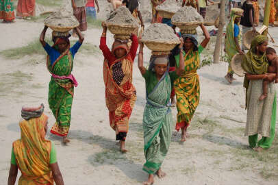 Dünya kadınların başları üzerinde dönüyor