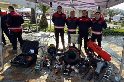 İzmir’de deprem anması: Arama kurtarma ekipmanları sergilendi