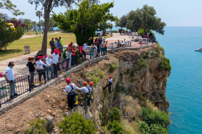 Antalya'da falezlere nefes aldıran temizlik