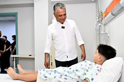 Antalya'da Başkan Uysal’dan sünnet olan çocuklara ziyaret