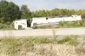 Düzce'de benzin yüklü tanker devrildi